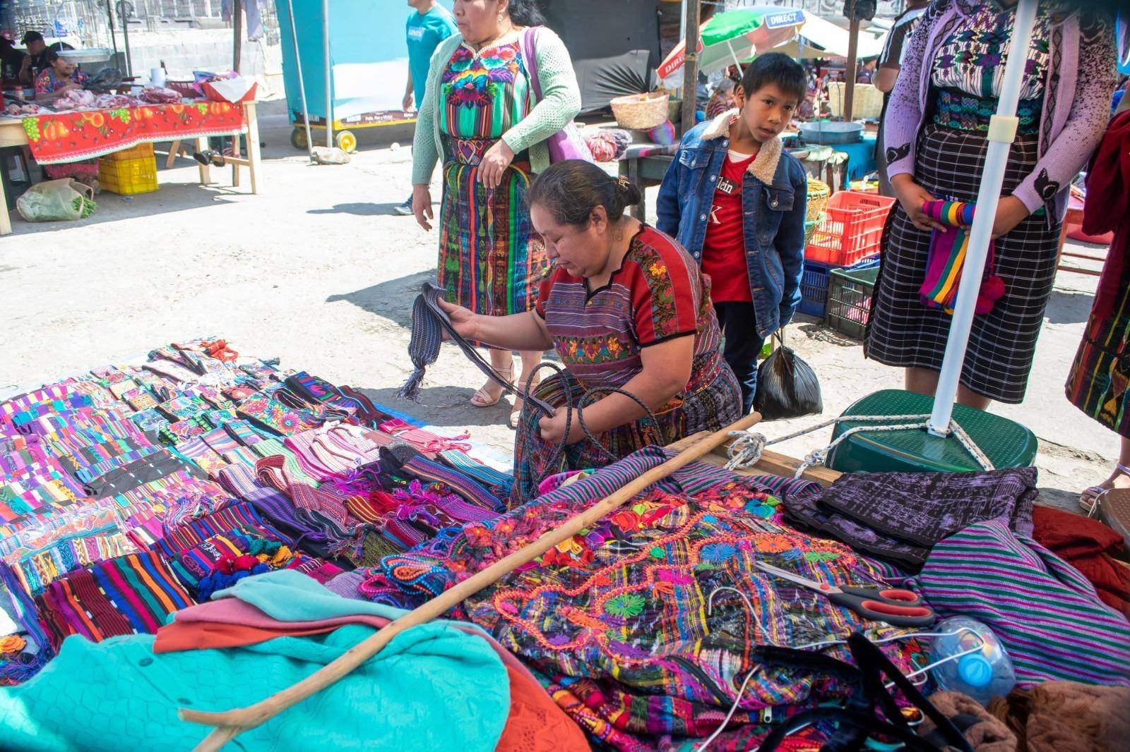  Alicia Icú lleva vendiendo sus huipiles por 12 años. Foto Joel Solano 